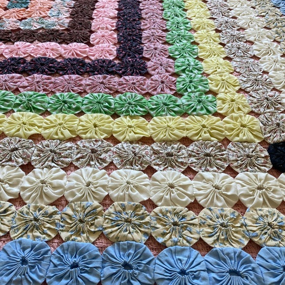 vintage hand stitched Yo-Yo quilt - Picture 4 of 8